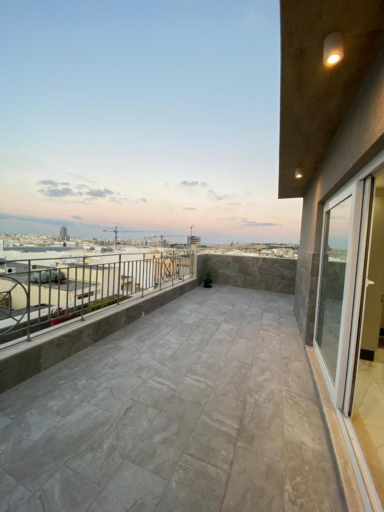 Terrace View-Stylish Two Bedrooms Fully Ac-Wifi Penthouse Msida Bagian luar foto